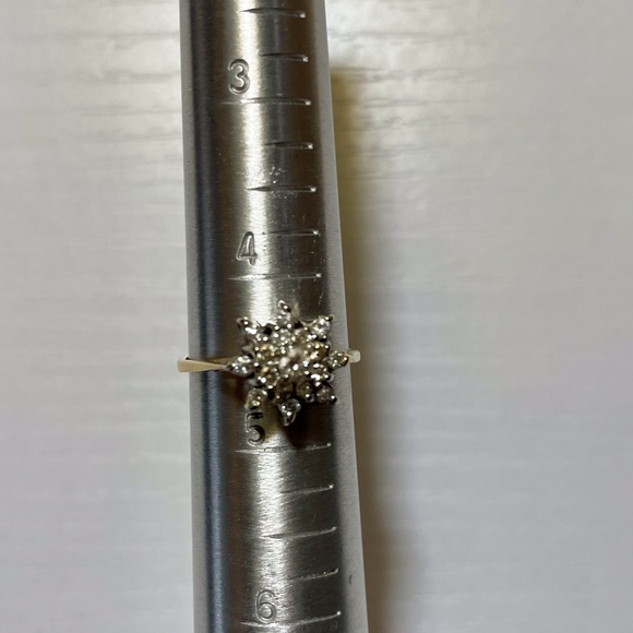 Diamond Ring w. Thin 14K Gold Band - Picture 8 of 9